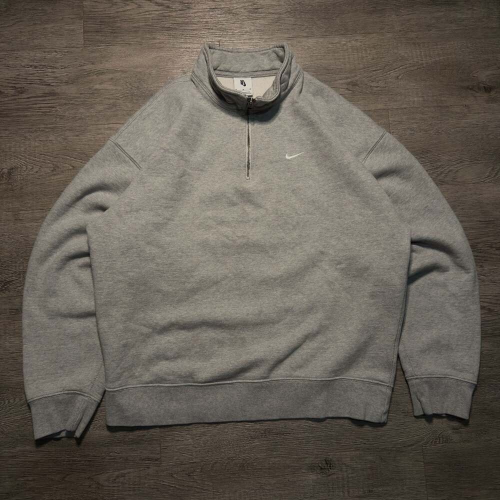Nike Solo Swoosh Men's Fleece Quarter-Zip Sweatshirt in Dark Grey Heather